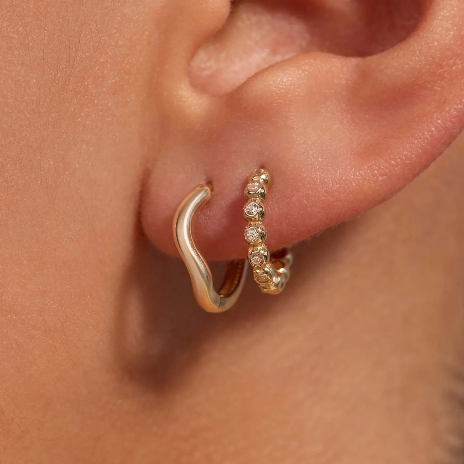 Beloro Jewels Monte Napoleone Elena 9 Karat Gold Creolen mit Zirkonia-Steinen (8,3 mm) BO360114 - Image 2