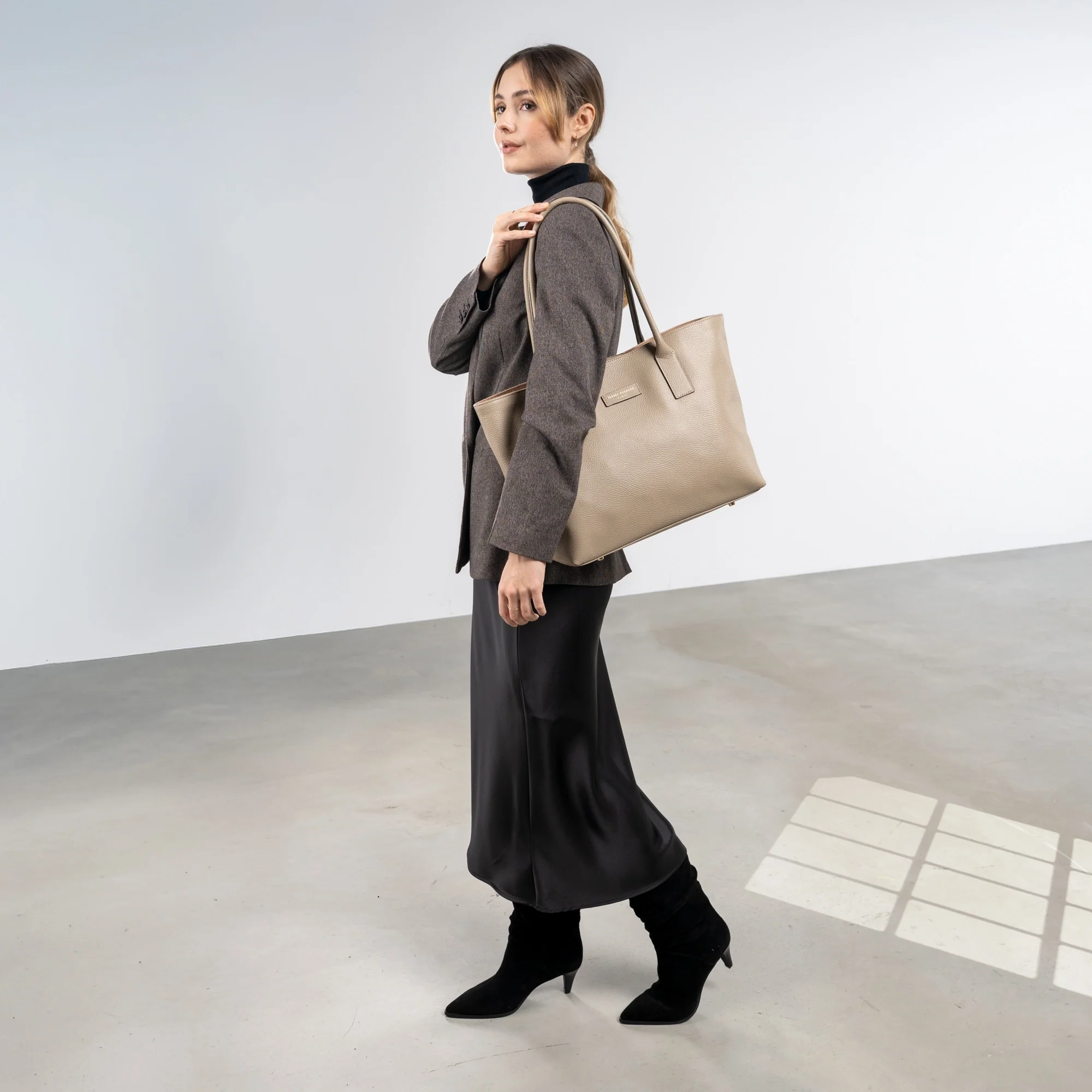 Isabel Bernard Honoré Elin Taupe Kalbsleder Schultertasche IB25111-078 - Image 2