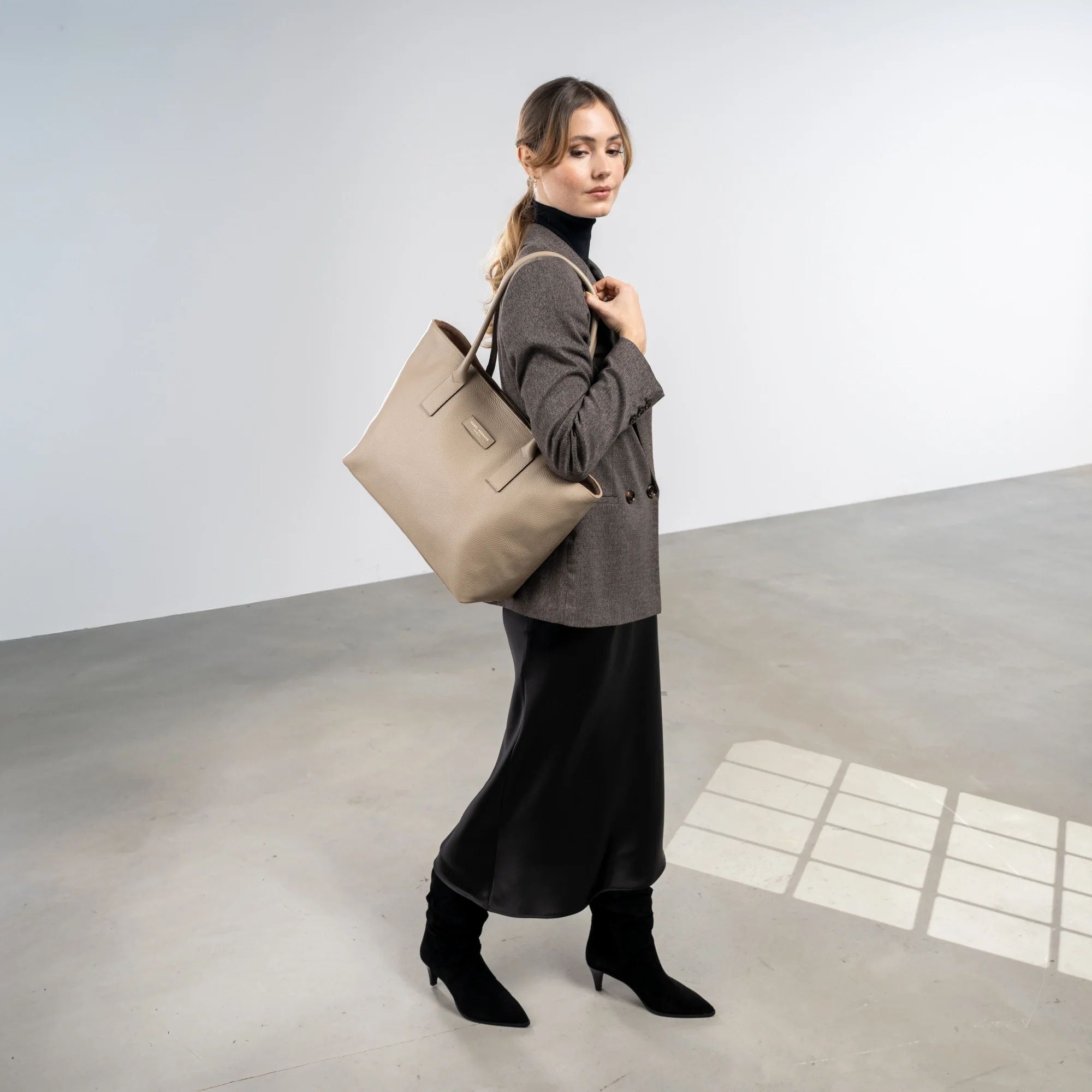 Isabel Bernard Honoré Elin Taupe Kalbsleder Schultertasche IB25111-078 - Image 3