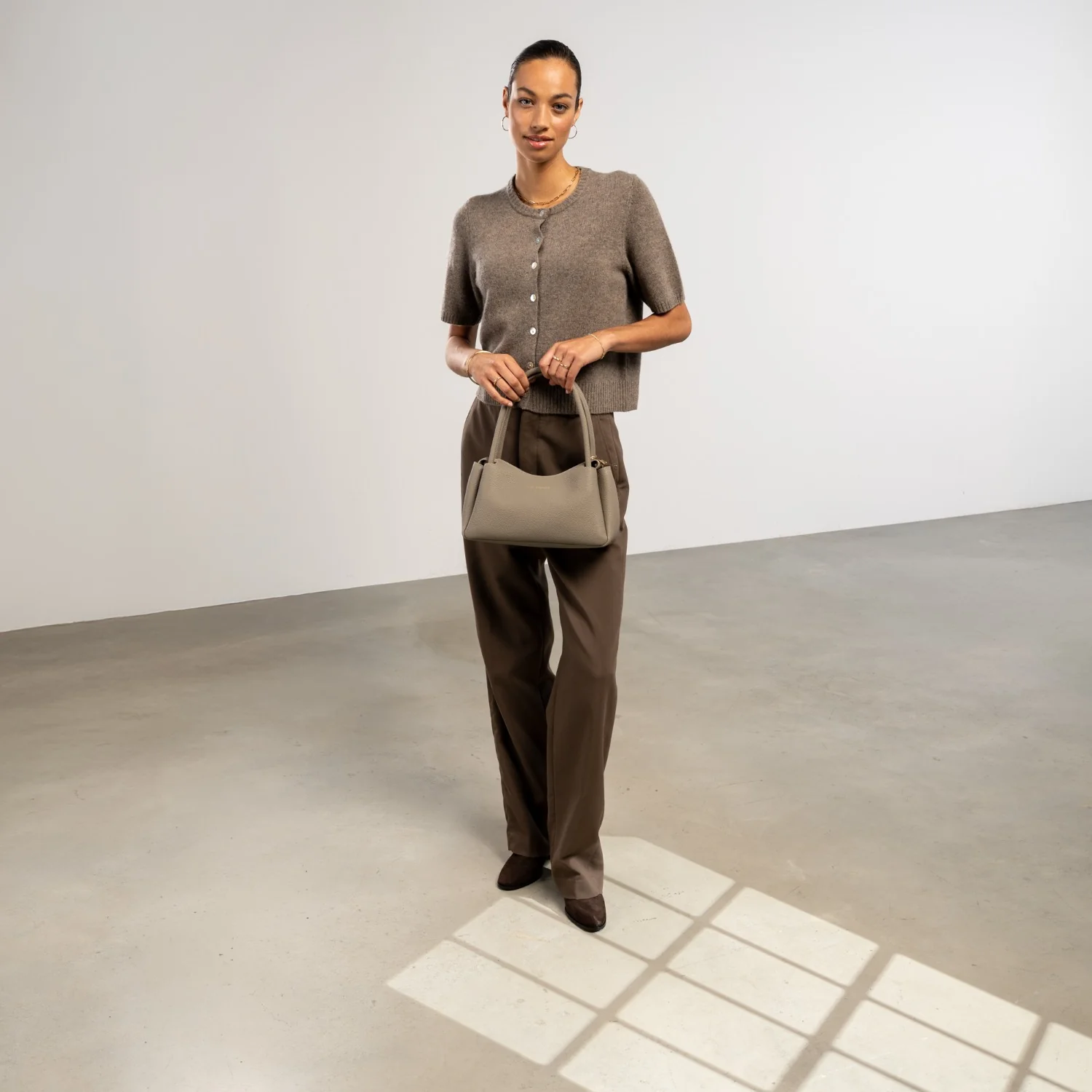 Isabel Bernard Honoré Eve Taupefarbene Handtasche aus Kalbsleder IB21133-078 - Image 3