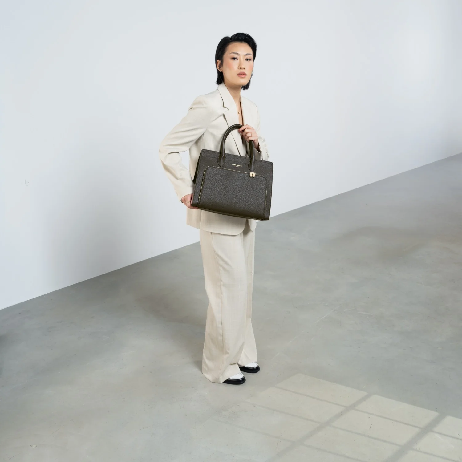 Isabel Bernard Honoré Nadine dunkelbraune Handtasche aus Kalbsleder mit 13-Zoll-Laptopfach IB25110-031-13 - Image 3