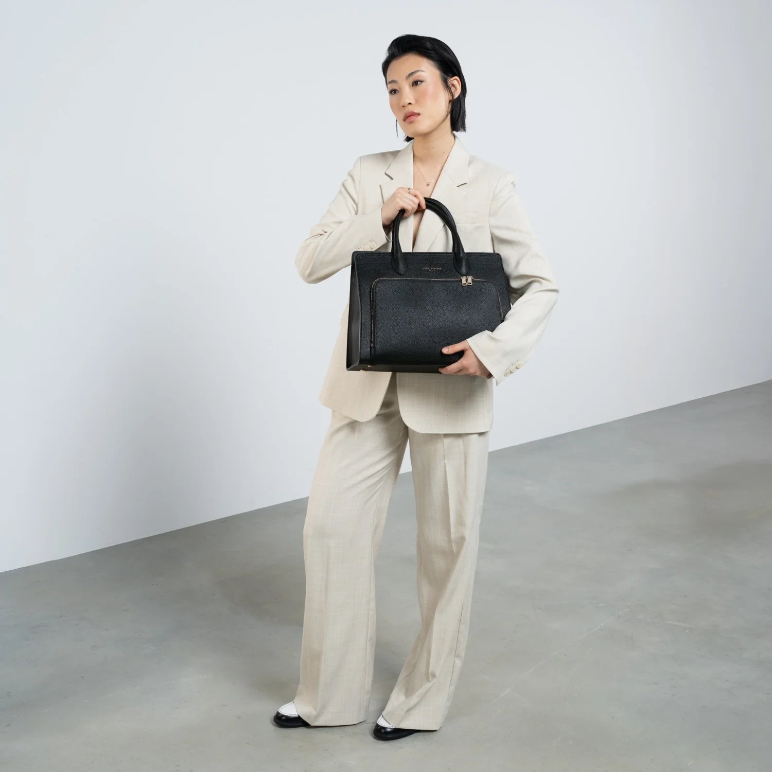 Isabel Bernard Honoré Nadine schwarze Handtasche aus Kalbsleder mit 13-Zoll-Laptopfach IB25110-001-13 - Image 3