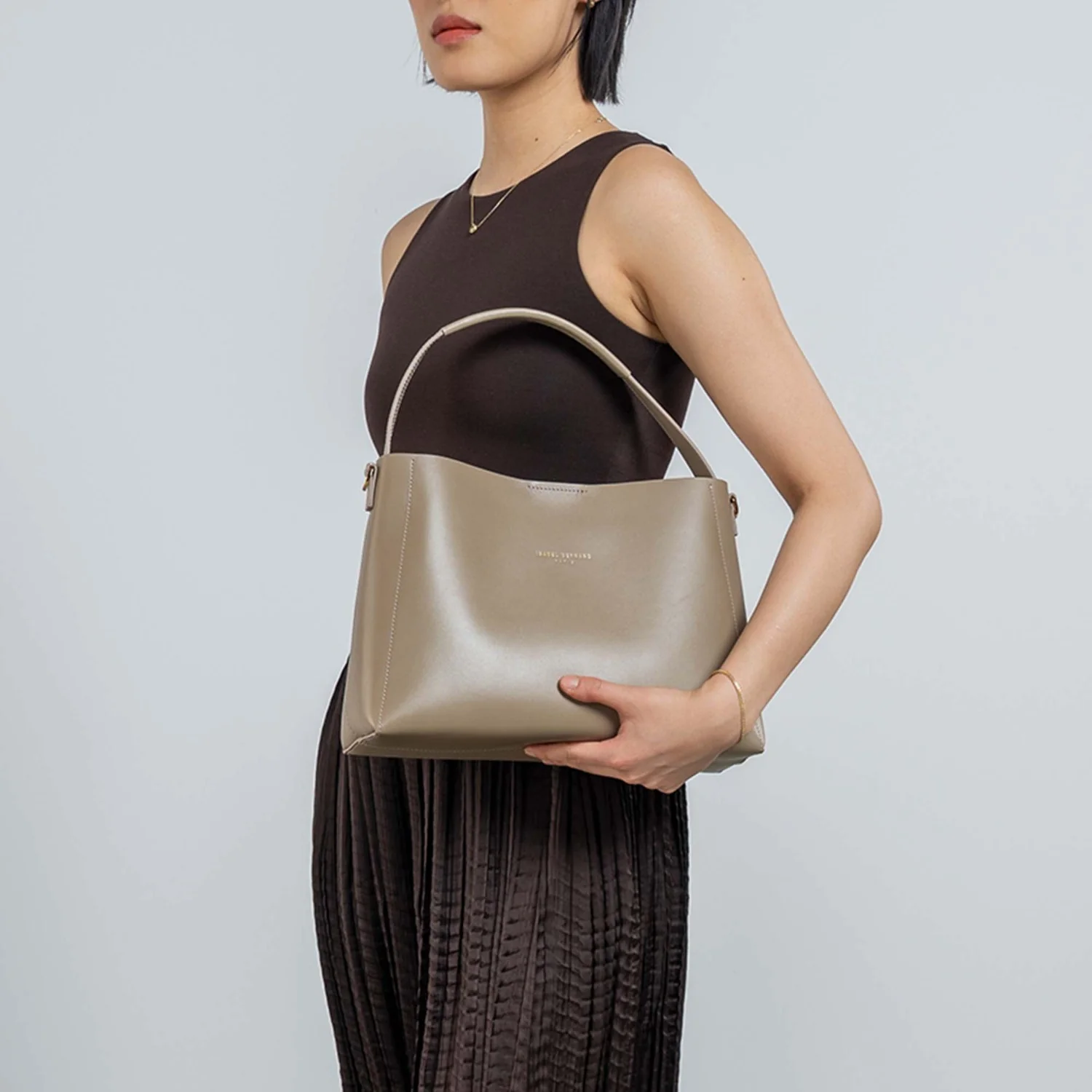 Isabel Bernard Montmartre Béatrice taupefarbene Ledertasche aus Naturleder IB25095-378 - Image 2
