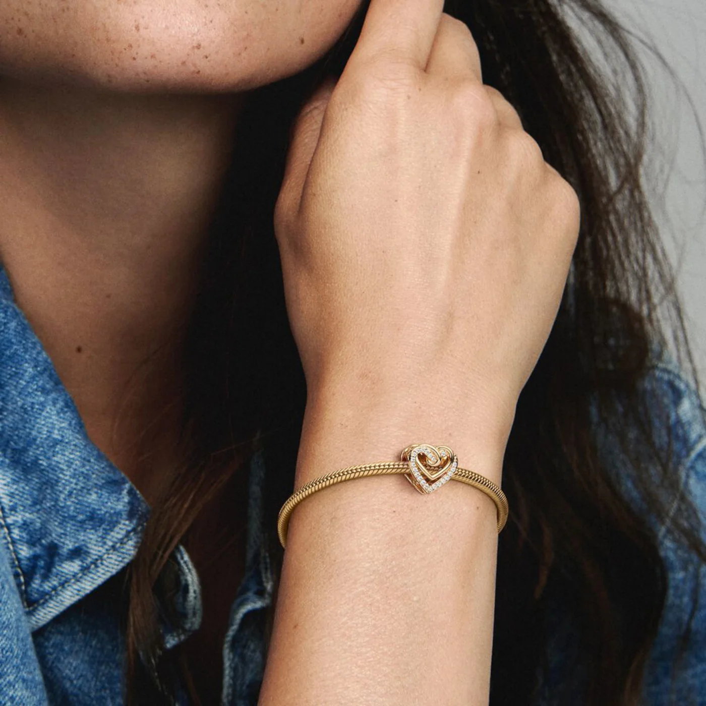 Pandora Moments Goldfarbene Entwined Hearts Charm mit 585er Golden Plattierung 769270C01 - Image 3