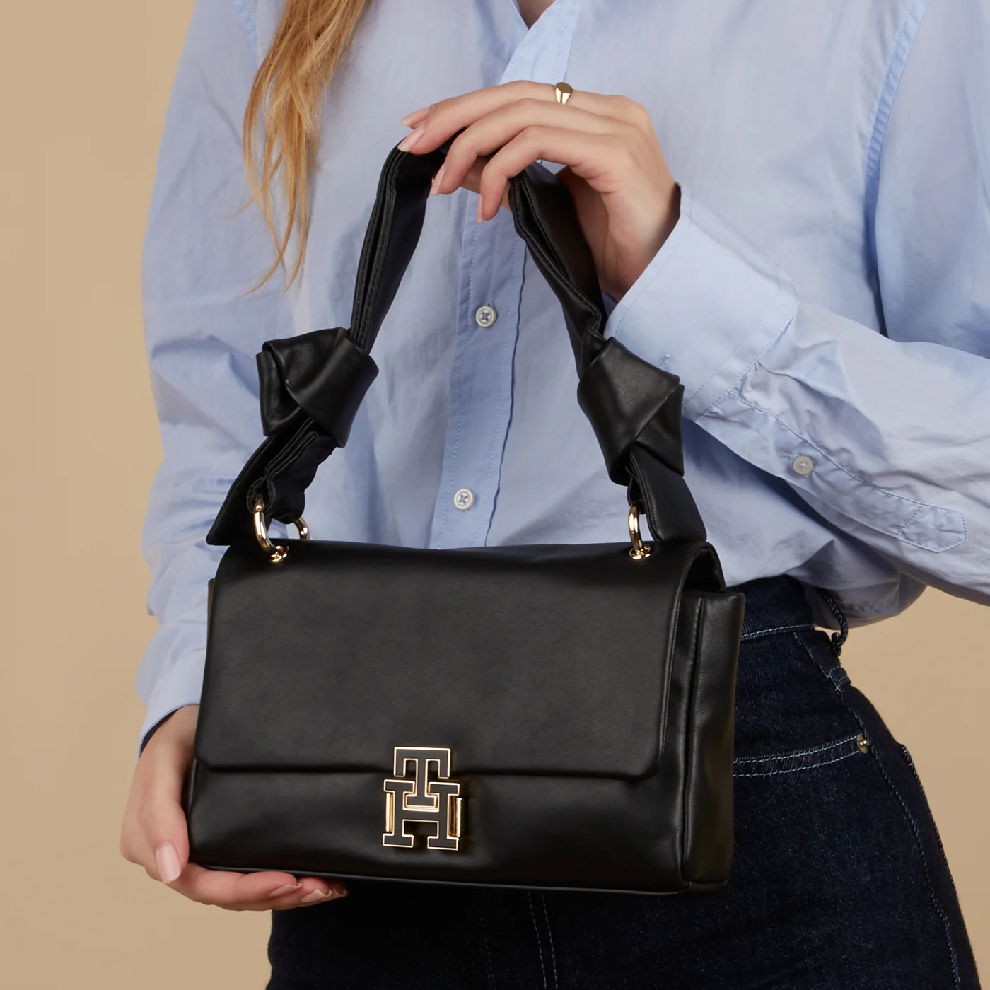 Tommy Hilfiger Pushlock damen Schultertasche Schwarz AW0AW15685BDS - Image 3